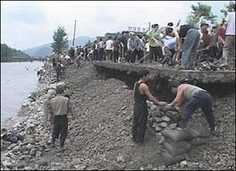 North Koreans try to repair flood damage, August 2007